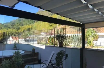 Cobertura com 4 quartos sendo 3 suítes, 186 m² na tijuca - teresópolis/rj.