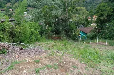 Terreno em condomínio com 378 m² em albuquerque - teresópolis/rj