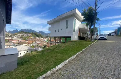 Terreno em declive com 250 m² na tijuca - teresópolis/rj