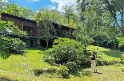 Casa linear com 3 quartos sendo 1 suíte em condomínio em quebra frascos - teresópolis/rj.