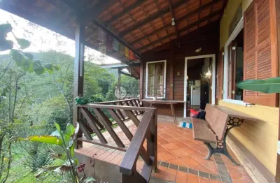 Casa de campo com 1.680 m² de terreno em vieira - teresópolis/rj.