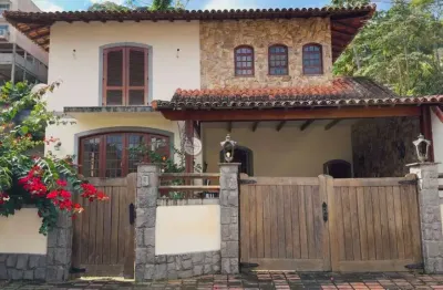 Casa para venda com 4 quartos sendo 3 suítes na tijuca, teresópolis/rj.