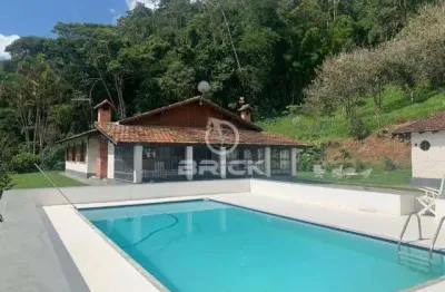 Sítio em sebastiana com área de 28 mil m² com casa principal com 6 quartos - teresópolis/rj.
