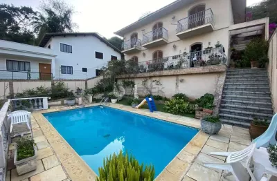 Casa independente com 3 quartos sendo 1 suíte, 600 m² de terreno no vale do paraíso - teresópolis/rj.