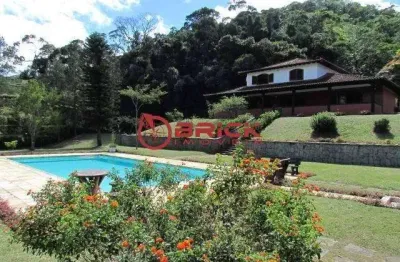 Casa com 4 quartos sendo 2 suítes, 8.000 m² de terreno em condomínio em albuquerque - teresópolis/rj.
