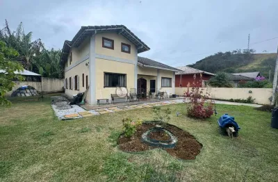 Casa à venda com 4 quartos sendo 1 suíte, 190 m² em vargem grande - teresópolis/rj.