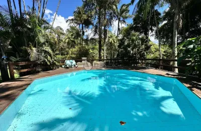Casa à venda com 3 quartos + duas casas de caseiro, 4.000 m² de terreno em condomínio em albuquerque - teresópolis/rj.