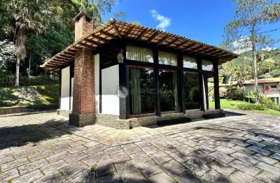 Casa à venda com 3 quartos + duas casas de caseiro, 4.000 m² de terreno em condomínio em albuquerque - teresópolis/rj.