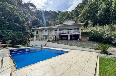 Casa à venda com 4 suítes e uma vista encantadora no comary - teresópolis/rj.