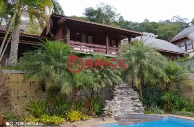 Casa com 5 suítes em condomínio em quebra frascos - teresópolis/rj.