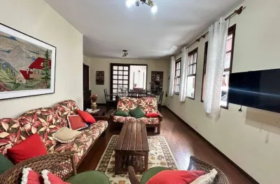 Casa com 3 quartos sendo 1 suíte + dependência em condomínio no alto - teresópolis/rj.