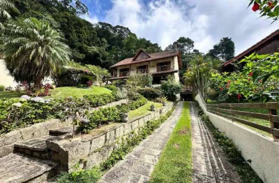 Casa à venda com 5 quartos sendo 1 suíte, 835 m² de terreno em condomínio no comary - teresópolis/rj.
