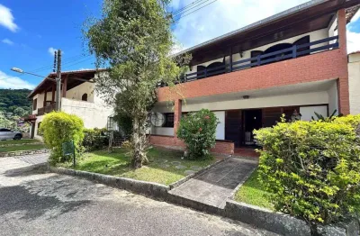 Casa para venda com 5 quartos sendo 3 suítes em condomínio, 251 m² no comary - teresópolis/rj.