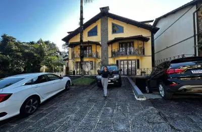 Casa em condomínio com 4 suítes no comary - teresópolis/rj.