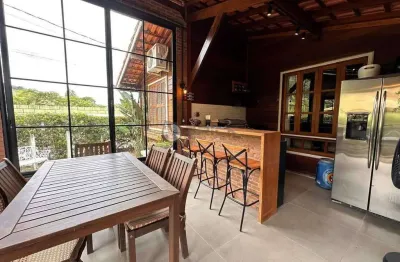 Casa de madeira com 2 quartos sendo 1 suítes, 117 m² em condomínio em vargem grande - teresópolis/rj.