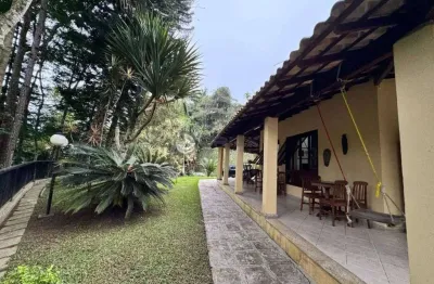 Casa linear com 3 suítes, 3.900 m² de terreno em condomínio em albuquerque - teresópolis/rj.