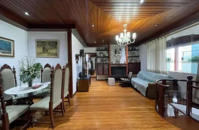 Casa para venda com 5 quartos sendo 4 suítes no alto, teresópolis/rj.