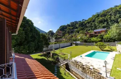 Casa à venda em condomínio com 5 quartos sendo 2 suítes no comary - teresópolis/rj.