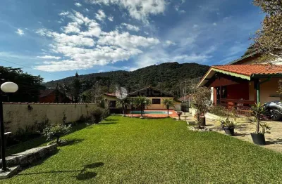 Casa à venda com 4 quartos sendo 2 suítes, 1.245 m² de terreno em condomínio no comary - teresópolis/rj.