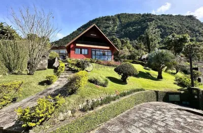 Casa para venda com 5 quartos, sendo 2 suítes, 365 m² no comary - teresópolis/rj.