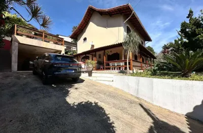 Casa à venda com 3 quartos sendo 1 suíte, 800 m² de terreno em araras - teresópolis/rj.