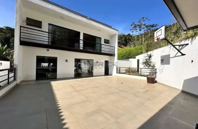 Casa em condomínio à venda com 3 suítes, 449 m² de terreno na tijuca - teresópolis/rj.