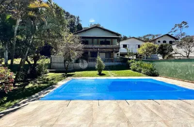 Casa à venda com 4 quartos sendo 2 suítes, 596 m² de terreno no comary - teresópolis/rj.