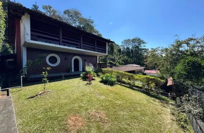 Casa à venda com 4 quartos sendo 2 suítes + dependência no Parque do Ingá - Teresópolis/RJ.