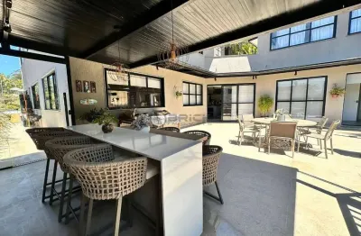 Casa à venda com 5 quartos sendo 3 suítes, 358 m² em iucas - teresópolis/rj.