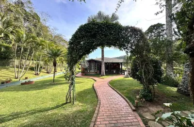 Casa de campo à venda em condomínio com 5 quartos sendo 3 suítes, 2.890 m² de terreno em albuquerque - teresópolis/rj.