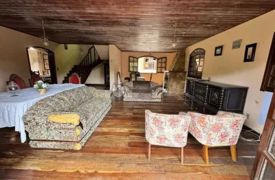 Casa à venda com 3 quartos sendo 2 suítes, 316.85 m² no comary - teresópolis/rj.