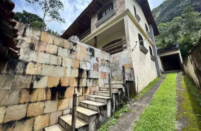 Casa à venda com 3 quartos sendo 2 suítes, 316.85 m² no comary - teresópolis/rj.