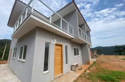 Casa novíssima em condomínio à venda com 3 quartos sendo 2 suítes, 130 m² em albuquerque - teresópolis/rj.