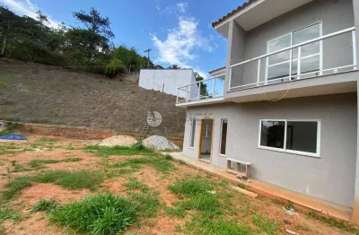 Casa novíssima em condomínio à venda com 3 quartos sendo 2 suítes, 130 m² em albuquerque - teresópolis/rj.