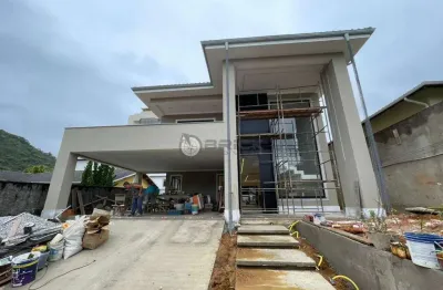 Casa à venda com 5 quartos sendo 2 suítes, 299m² no jardim cascata - teresópolis/rj.