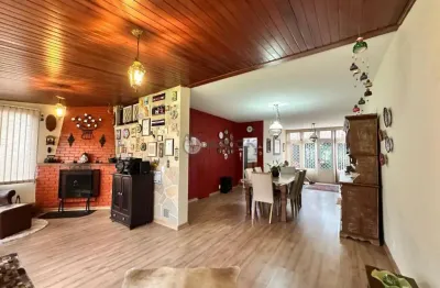 Casa à venda com 3 quartos, 105.09 m² no alto - teresópolis/rj.