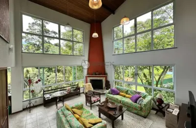 Casa em condomínio à venda com 5 quartos sendo 4 suítes, 322 m² no comary - teresópolis/rj.