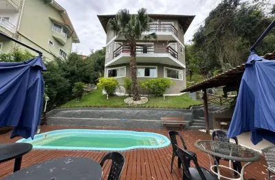 Casa com 5 quartos sendo 1 suíte em condomínio em quebra frascos - teresópolis/rj.