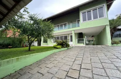 Casa à venda com 4 quartos sendo 1 suíte, 334 m² no Alto - Teresópolis/RJ.