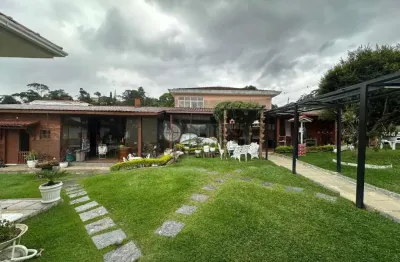 Casa à venda com 5 quartos sendo 2 suítes, 306.06 m² no Caxangá - Teresópolis/RJ.