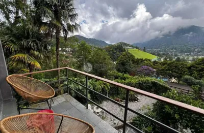 Casa à venda com 4 quartos  sendo 1 suíte, 435.93 m² no Comary - Teresópolis/RJ.