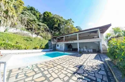 Casa com 5 quartos sendo 1 suíte no alto - teresópolis/rj.