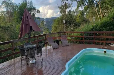 Casa com 5 quartos sendo 3 suítes em condomínio em quebra frascos - teresópolis/rj.