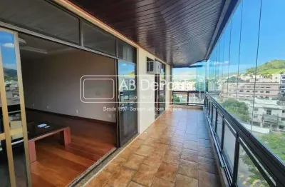 VILA VALQUEIRE -  Apartamento Frontal  174m² -  3 Dormitórios mais Dependência Empregada - 2 Vagas