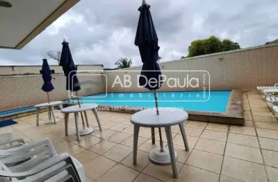 Ampla sala em 02 ambientes (varandão), 02 dormitórios (sendo 01 suíte), cozinha com armários planejados