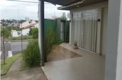 Casa de 4 dormitórios, 4 banheiros e 2 vagas de garagem