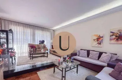 Casa térrea clássica em terreno de 326 m2 com 3 dormitórios e 3 vagas no coração verde da Vila Mariana