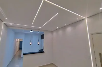 Casa totalmente reformada, ambientes com iluminação led, espaço gourmet,3 dormitórios, 2 suítes, 2 vags, no bairro caiçara praia grande -sp