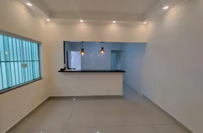 Casa totalmente reformada, a 100 metros da praia, 3 dormitórios, 3 suítes, 3 vagas, 140 m² de área útil, no bairro caiçara praia grande -sp