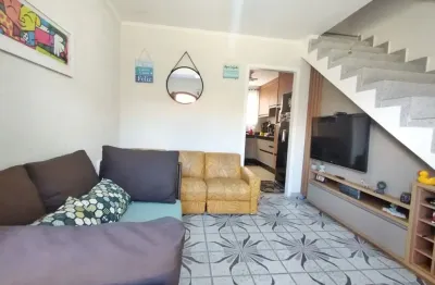 Sobrado  a 50 metros de praia, 2 dormitórios, 1 vaga, planejados na cozinha,  piscina no condomínio, bairro florida praia grande sp